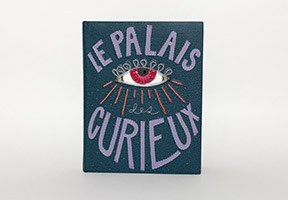 Front cover of Le palais des curieux binding on a white table.