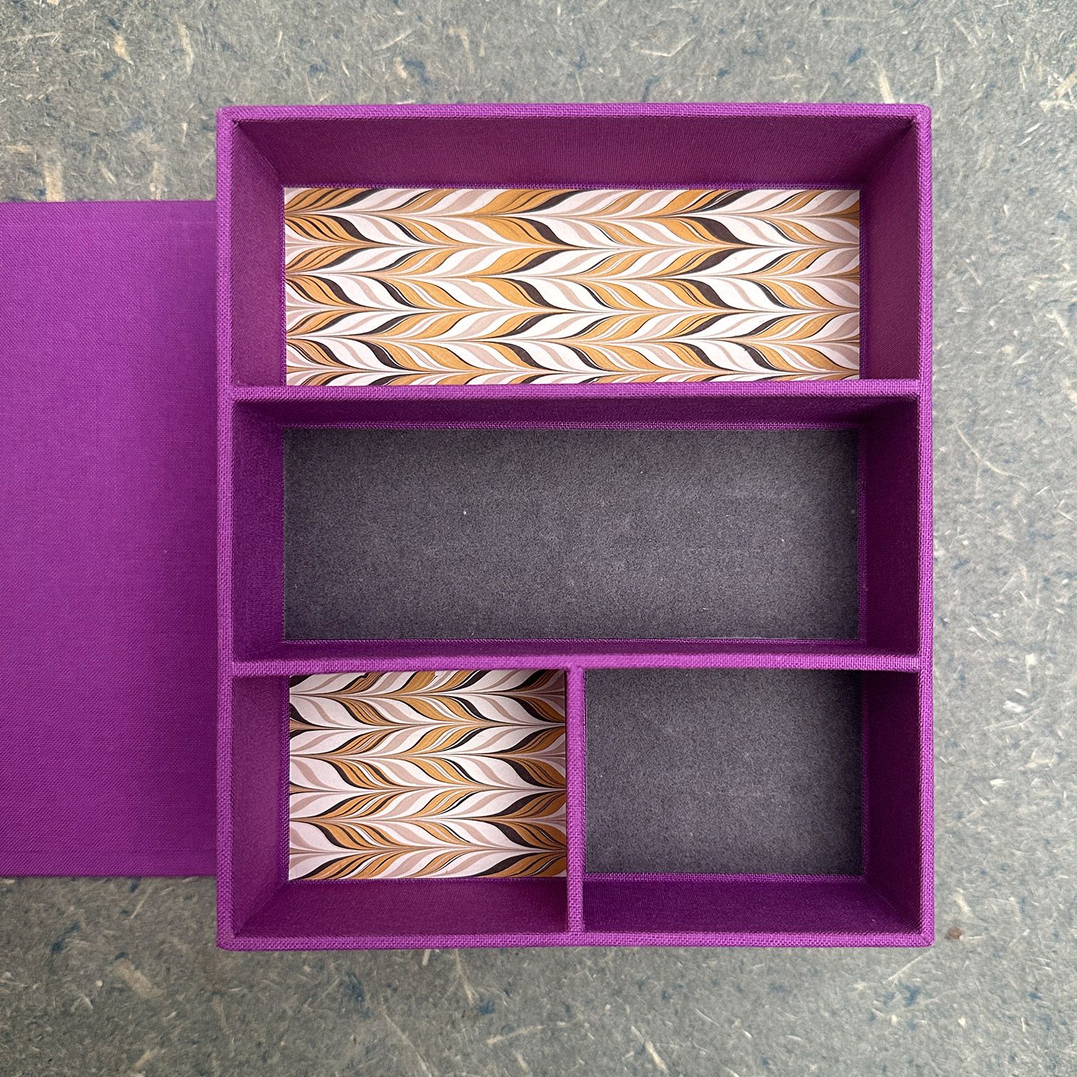 A detail of the divided compartment.